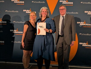 Guylaine en compagnie de la présidente de l'ACACÉ et le commanditaire des prix BRAVO!